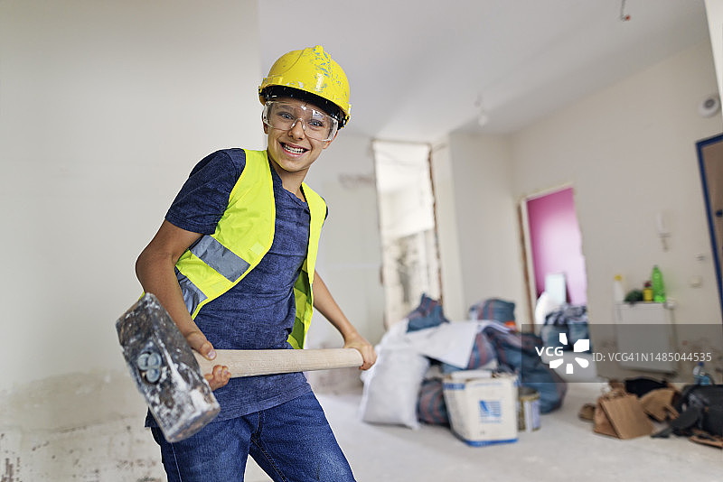 青少年帮忙进行房屋翻新（或拆除）图片素材