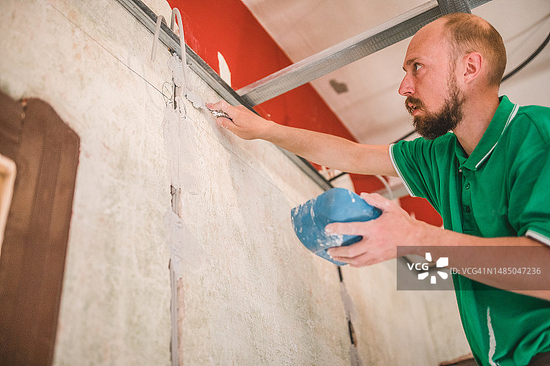 电气工程师重新安装住宅电气系统，连接电缆图片素材