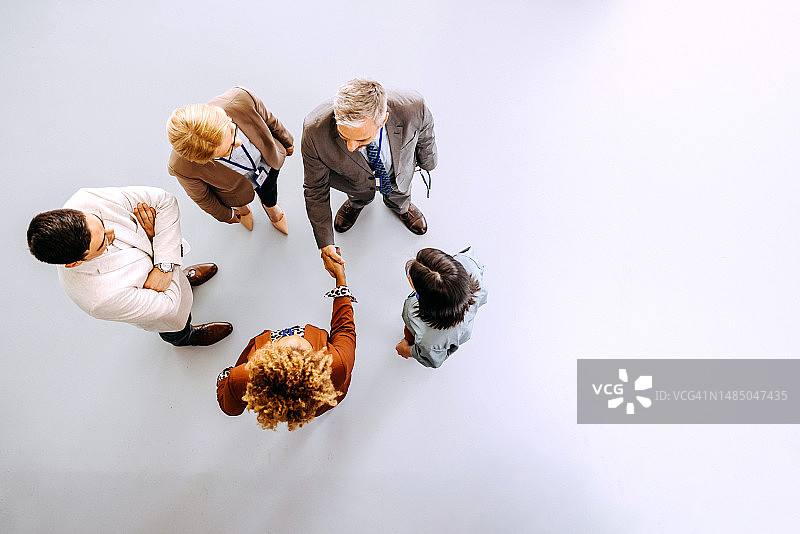 在办公室握手的商务伙伴图片素材