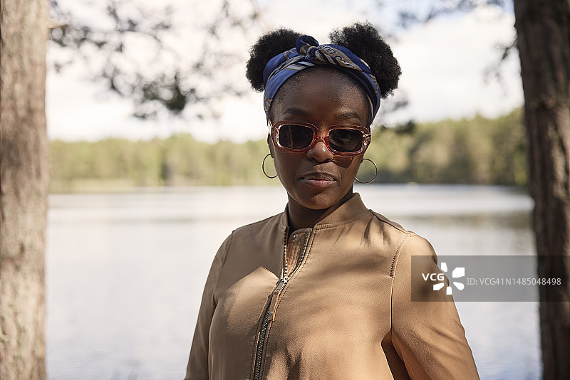 年轻女子看着相机图片素材