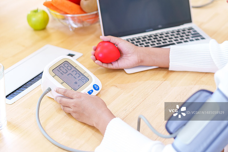 女人在家量血压图片素材
