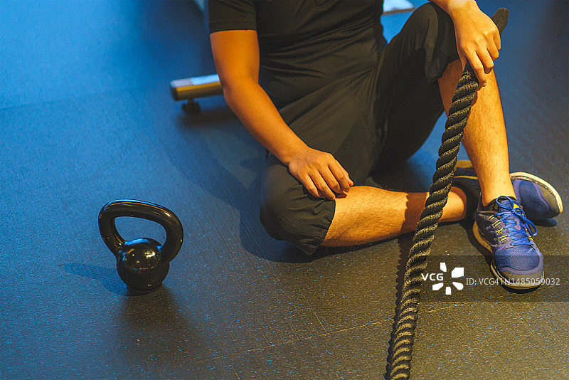 在健身房锻炼、健身的概念图片素材