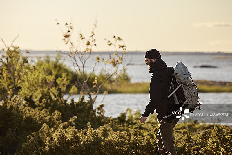 海边徒步旅行者背影图片素材