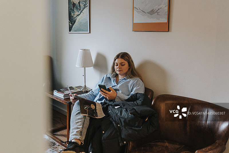 女患者在候诊室使用手机图片素材