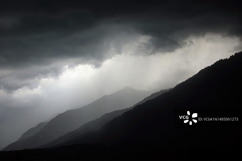 群山之上的暴风云图片素材