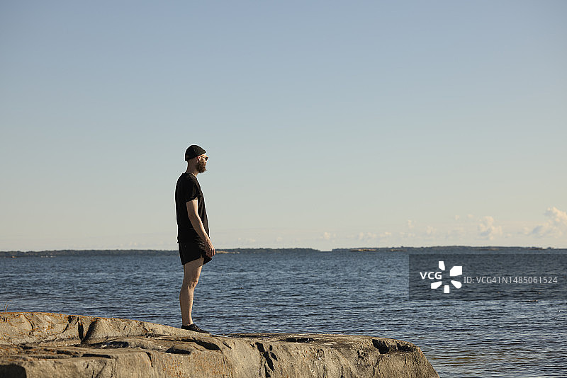 站在海边的男人图片素材