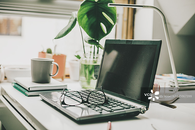 咖啡、笔记本电脑和白色笔记本笔，工作准备图片素材