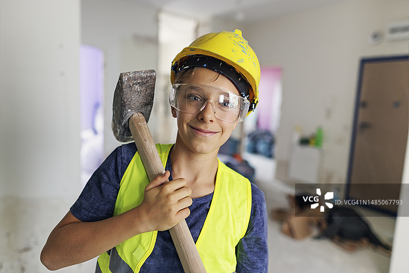青少年帮忙进行房屋翻新（或拆除）图片素材
