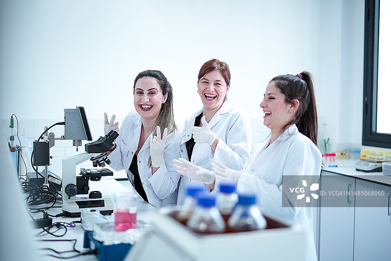 身穿白色实验服的女研究员在实验室工作图片素材