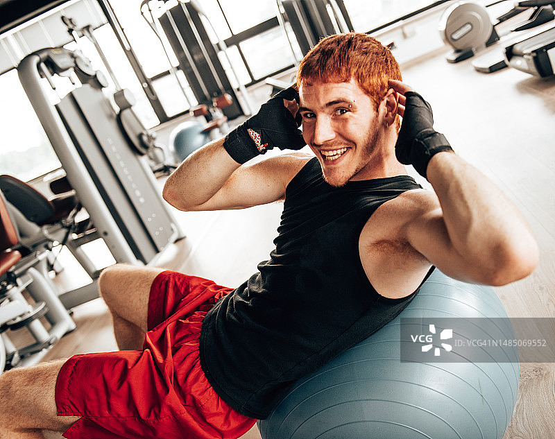 男人在做腹肌运动图片素材