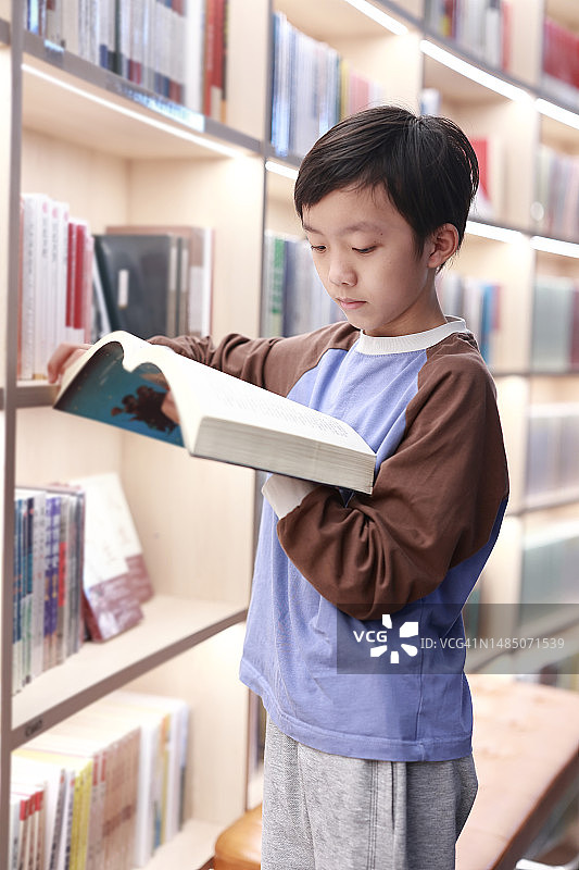 快乐的小学生读书图片素材