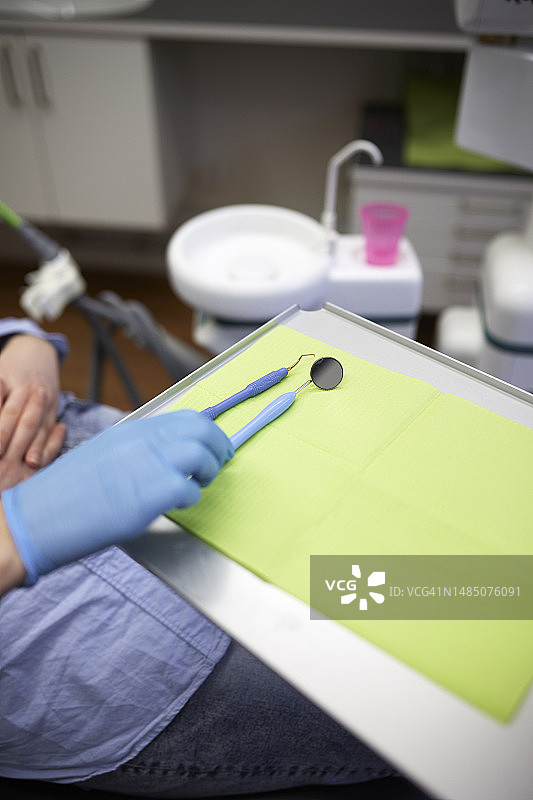 牙医伸手拿工具图片素材