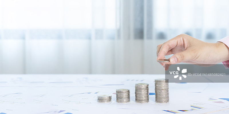 手持一叠钱币，展示业务增长的概念图片素材