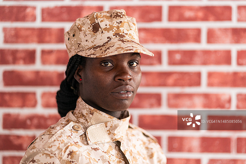 身穿军装的严肃年轻女兵肖像图片素材