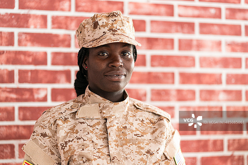 身穿军装的严肃年轻女兵肖像图片素材