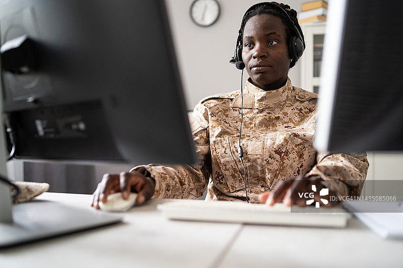在部队办公室工作的女兵图片素材