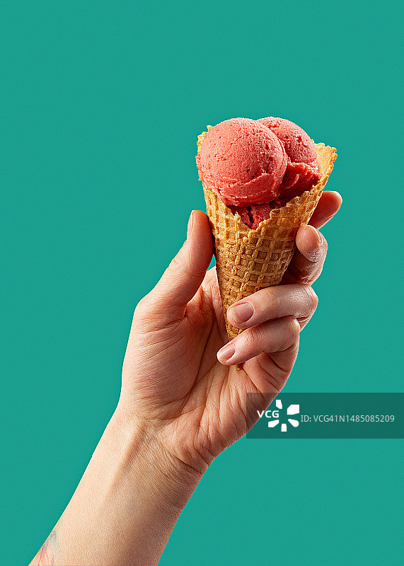 手持草莓冰淇淋华夫饼筒图片素材