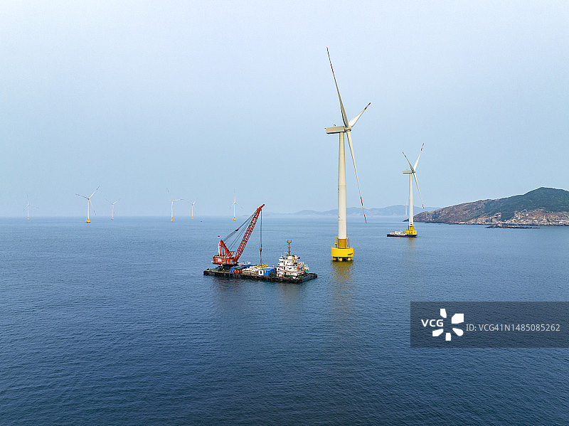 工程船正在安装海上风力涡轮机的航拍图片素材