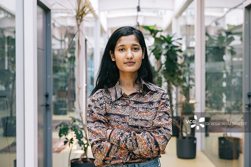 在办公室穿着时尚休闲装的年轻印度女商人图片素材