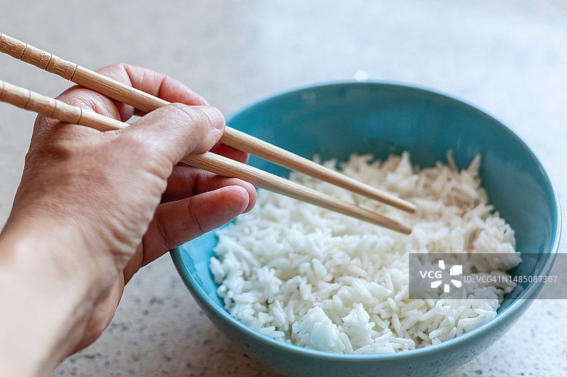 用筷子夹一些白米饭图片素材