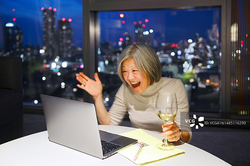 快乐的女人在工作图片素材