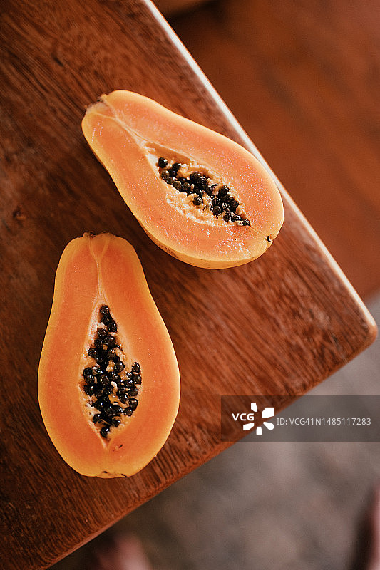 桌子上的木瓜对半切开图片素材