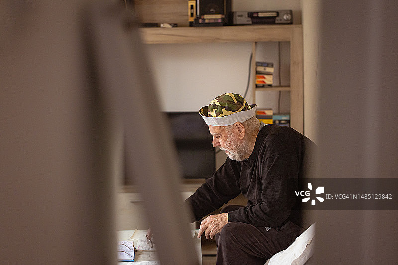 孤独的男人坐在公寓里图片素材