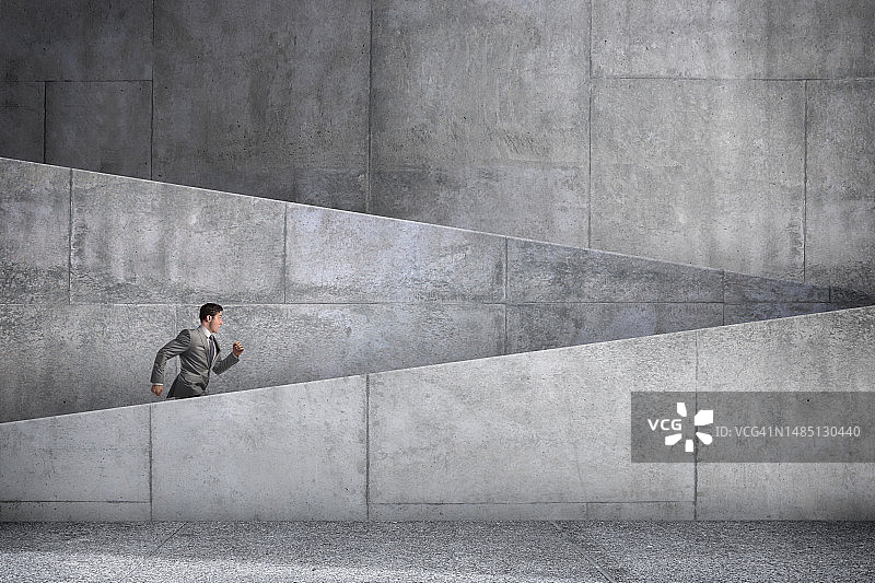 男人跑上一系列水泥坡道图片素材