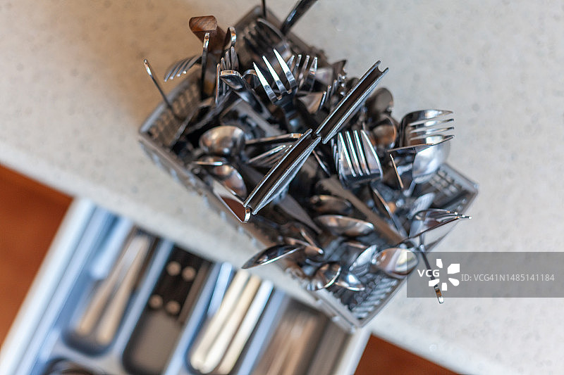 洗碗机篮子里干净的餐具图片素材