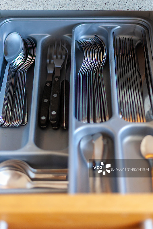 洗碗机篮子里干净的餐具图片素材
