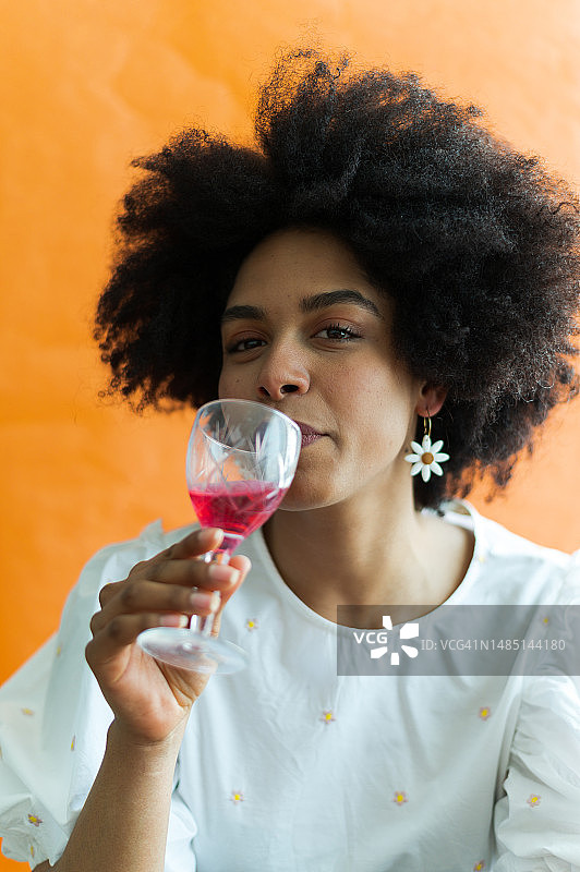 饮用红酒的酷炫非洲裔女人图片素材