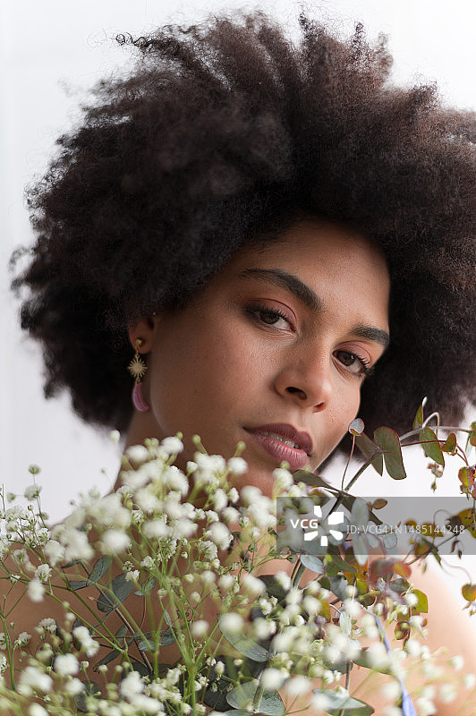手捧白色花束的非洲美丽女人图片素材