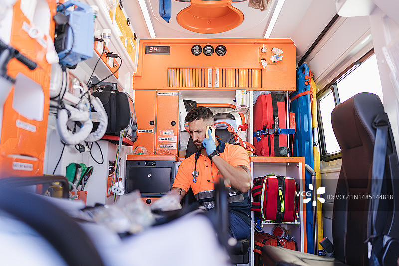 医护人员专注地接听紧急呼叫电话图片素材