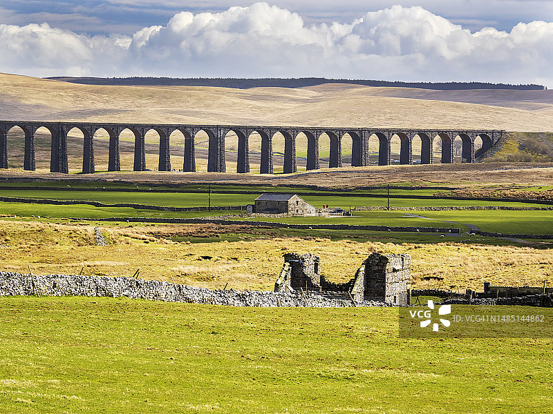 英国约克郡河谷塞特尔卡莱尔铁路线上的 Ribblehead 高架桥标志性景观图片素材