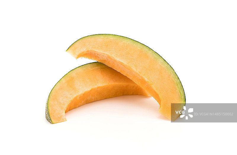 白色背景上切半的甜瓜特写图片素材
