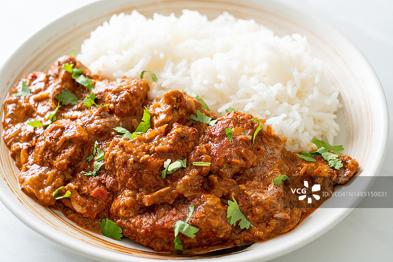 盘装印度玛莎拉鸡块咖喱饭图片素材