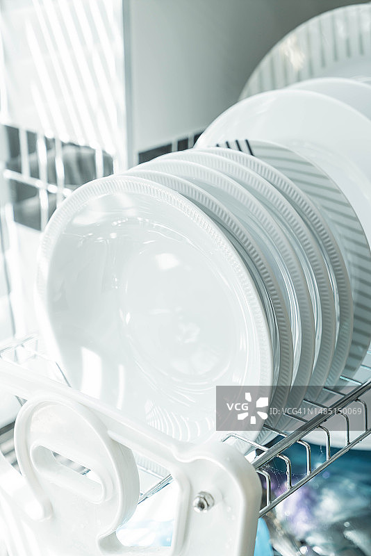碗碟架上干净的盘子图片素材