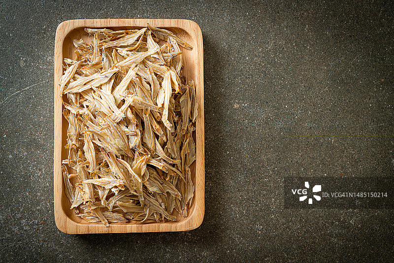 桌上容器中干燥迷迭香俯视照片图片素材