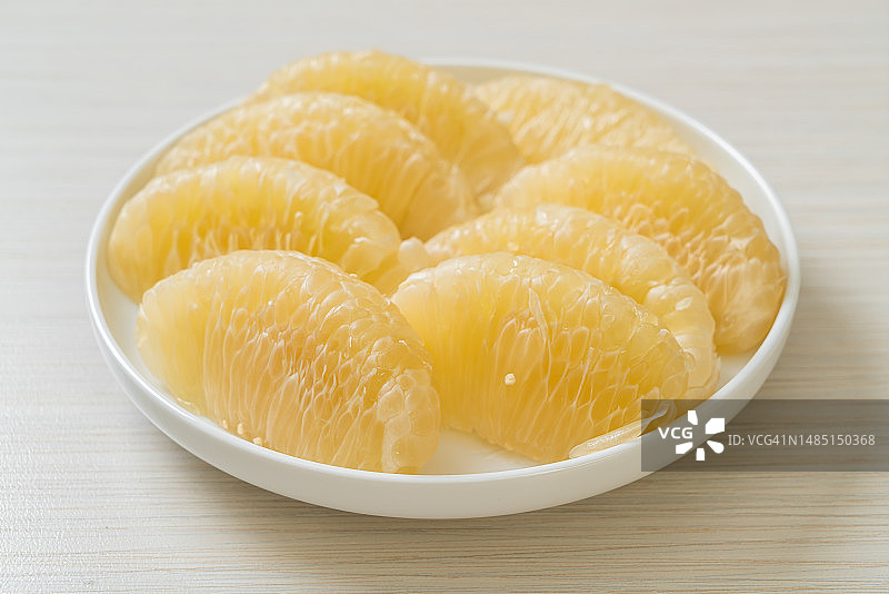 餐桌上碗里食物的特写图片素材