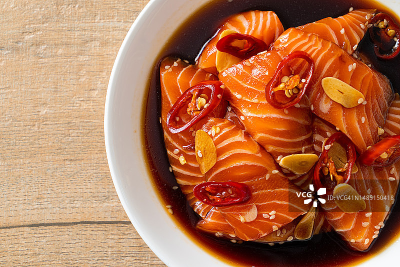 酱油腌制的新鲜生三文鱼图片素材