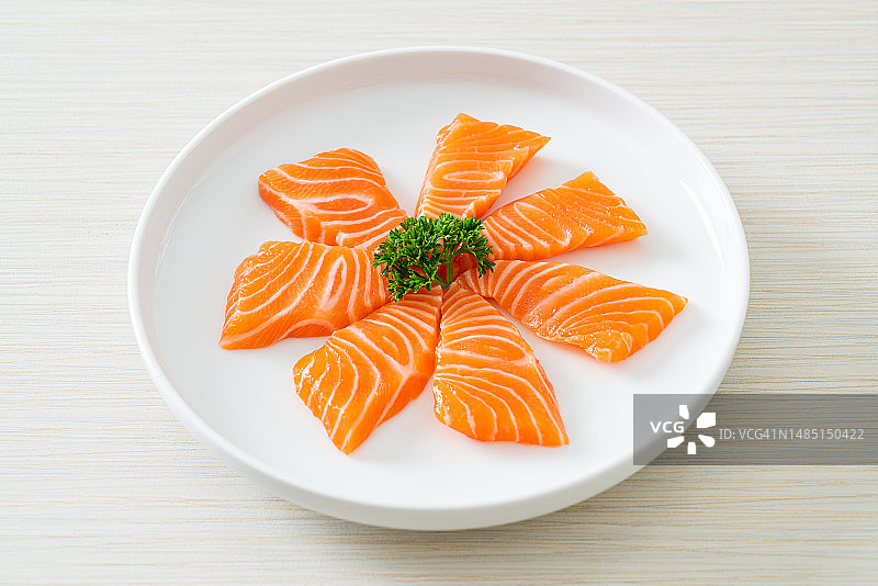 新鲜的三文鱼刺身拼盘图片素材