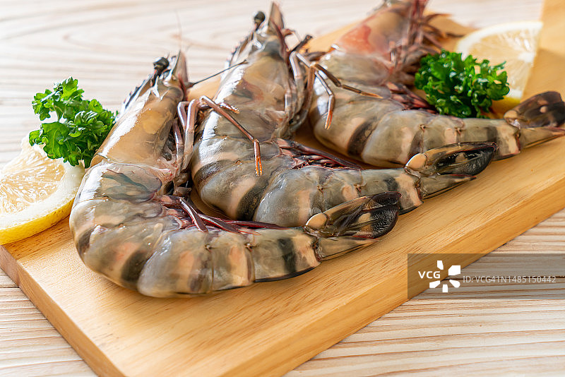 新鲜的虎虾或对虾图片素材