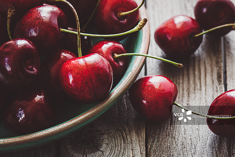 木碗里的新鲜甜樱桃特写，时令水果背景图片素材