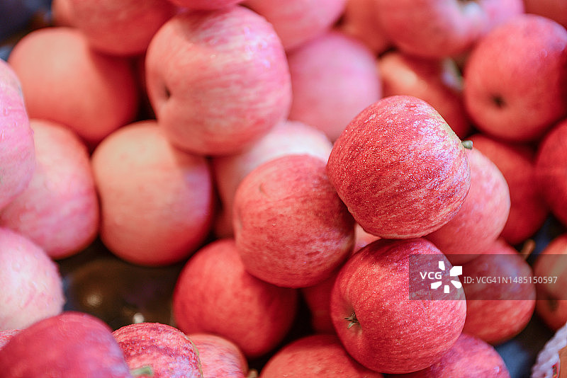 市场摊位上出售的苹果全画幅照片图片素材