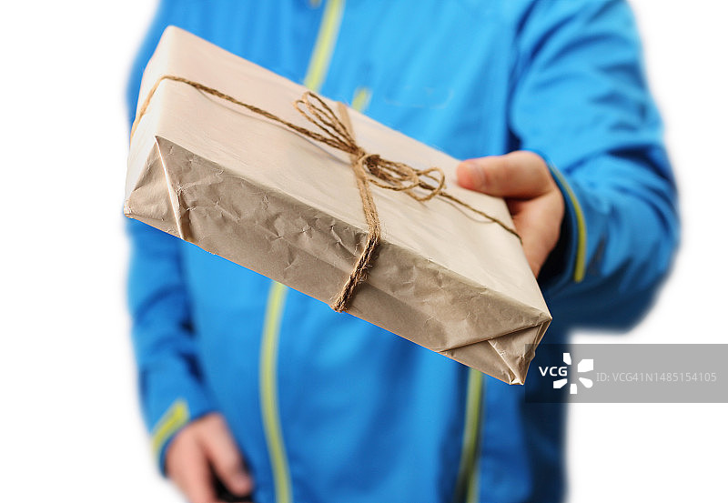 罗马尼亚：男子在白色背景下拿着纸袋的截面图图片素材