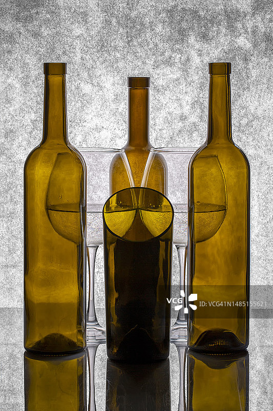 桌子上的瓶子特写图片素材