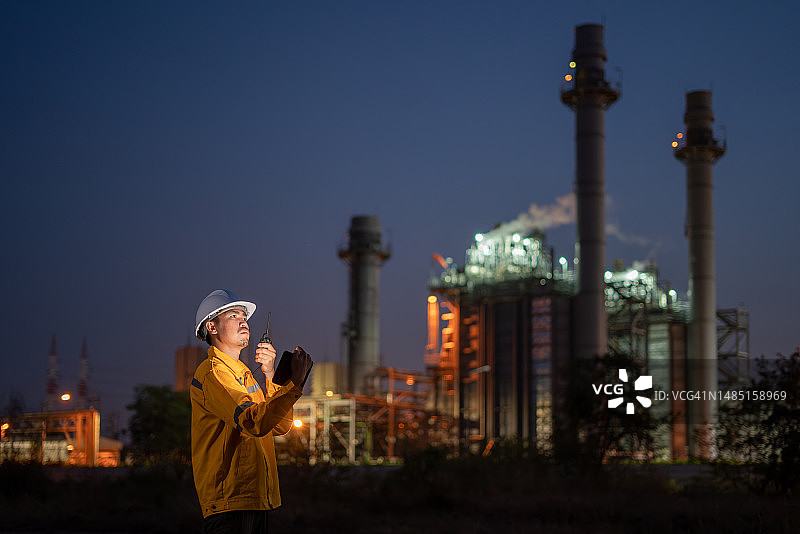 在燃气轮机发电厂工作的工程师图片素材