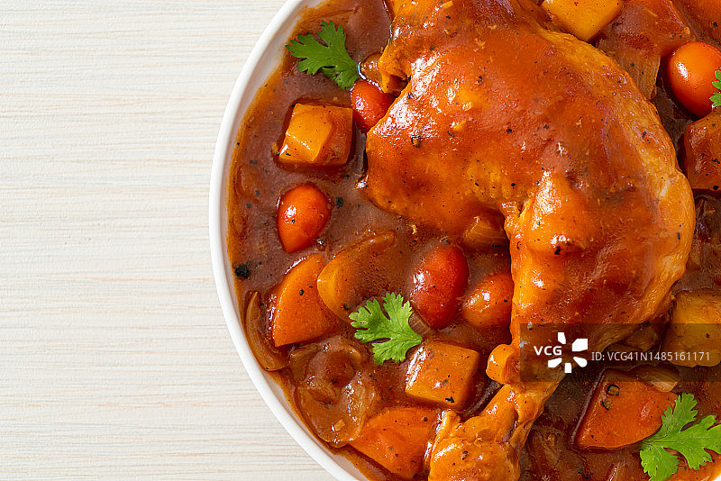 正上方是桌子上碗里食物的照片图片素材