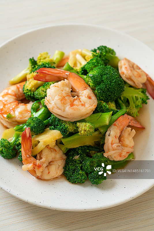 餐桌上盘子里食物的特写图片素材