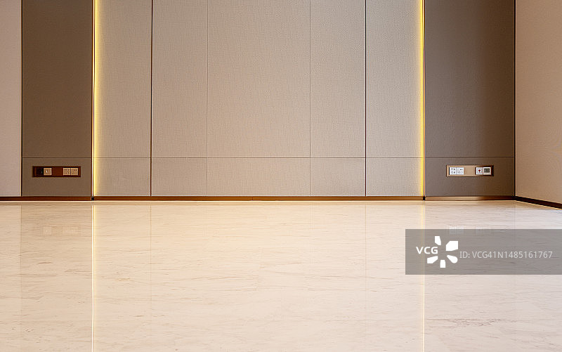 光线照亮空旷的客厅图片素材